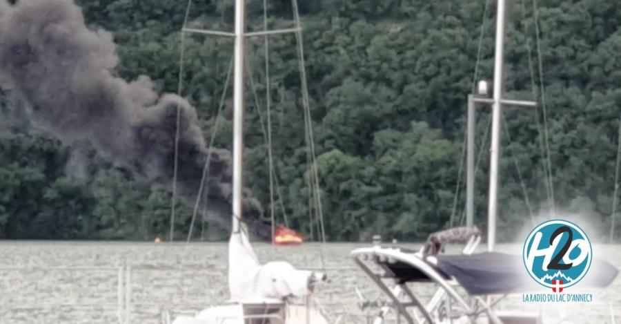 TALLOIRES-MONTMIN | (🎥VIDÉO) Une embarcation en feu sur le Lac d’Annecy