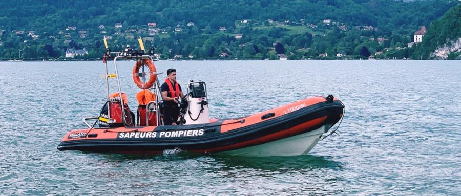 MENTHON-SAINT-BERNARD | Le bateau du couple chavire : une femme de 80 ans décède noyée