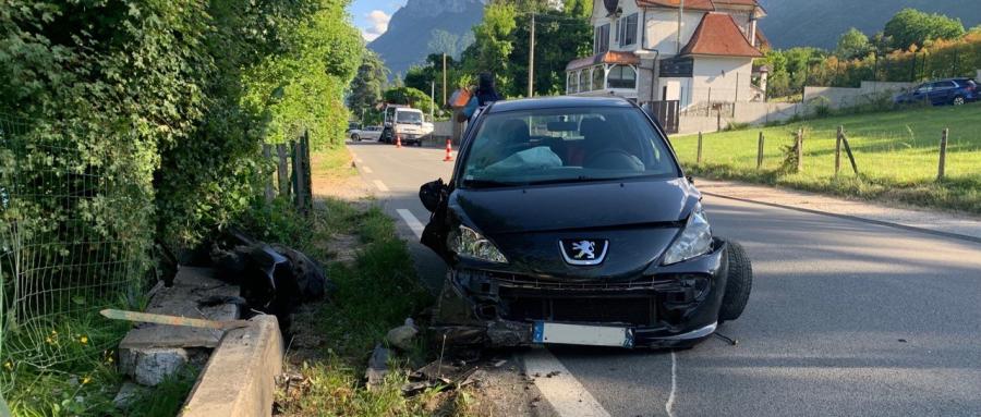 DOUSSARD | Violent choc sur la RD 1508 à Brédannaz