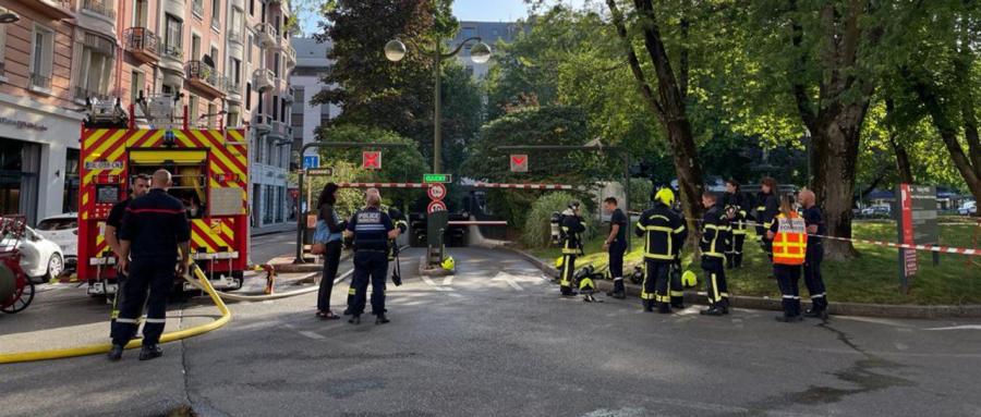 ANNECY | Un feu détruit plusieurs voitures dans le parking de la poste