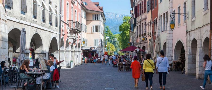 ANNECY | Opération de contrôle des terrasses : une quarantaine d’infractions relevées