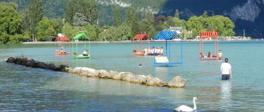 ANNECY | Insolite : Une œuvre d’ « Annecy Paysage » détournée pour le bronzage et la farniente