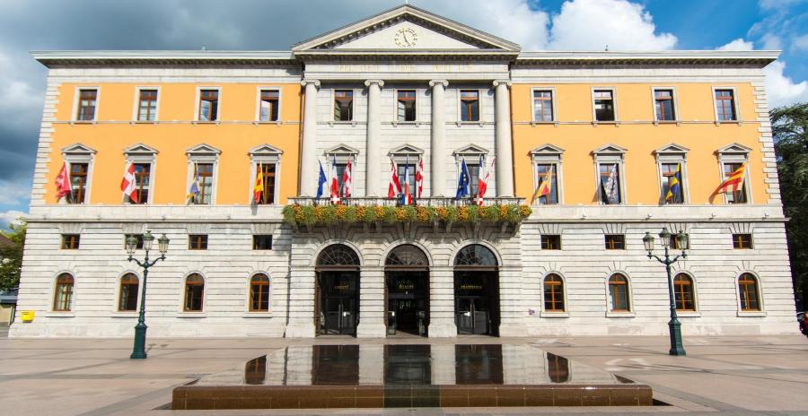 Hommage à Dominique Bernard : à Annecy, une minute de silence observée devant l'hôtel de ville