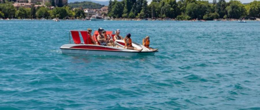 Drame au lac d’Annecy : un homme de 25 ans se noie après avoir sauté d’un pédalo