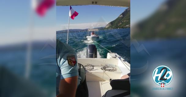 LAC D’ANNECY | Les gendarmes secourent un homme et son chien en panne de moteur.