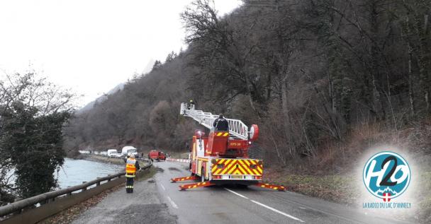 TALLOIRES-MONTMIN | La D909 coupée à la circulation