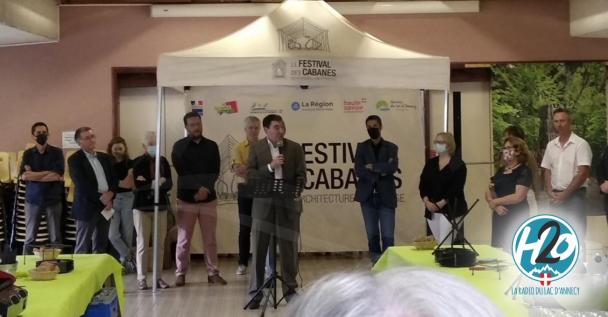 FAVERGES-SEYTHENEX | Le préfet inaugure le festival des cabanes