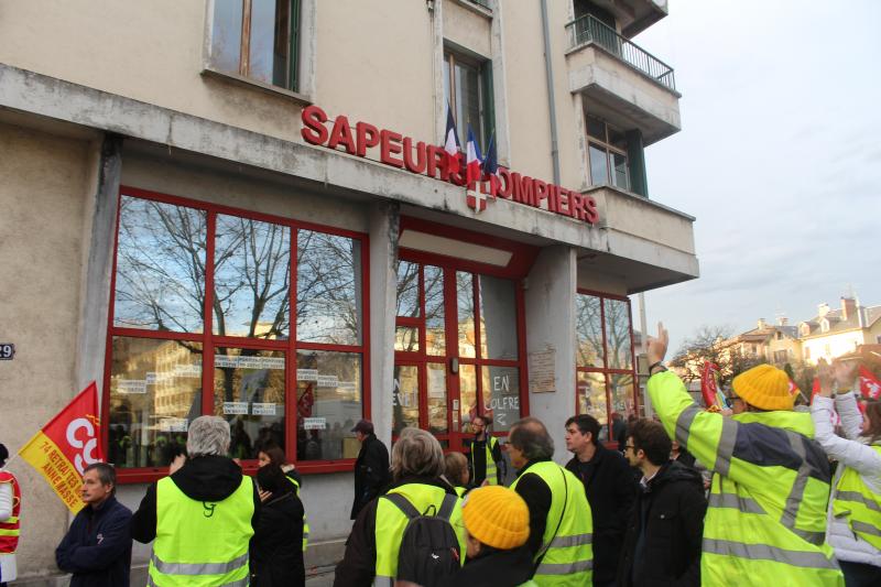 ANNECY | Les gilets jaunes : électrons libres du mouvement de contestation ? (📷15 PHOTOS MARQUANTES)