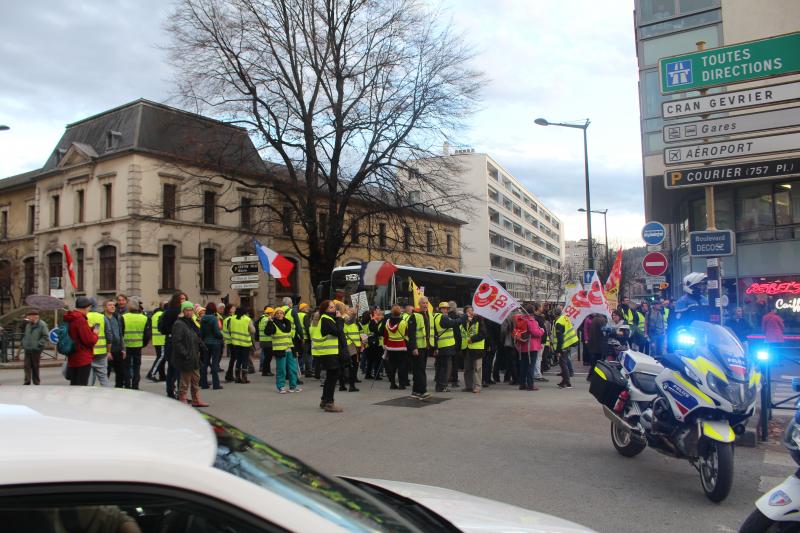 ANNECY | Les gilets jaunes : électrons libres du mouvement de contestation ? (📷15 PHOTOS MARQUANTES)