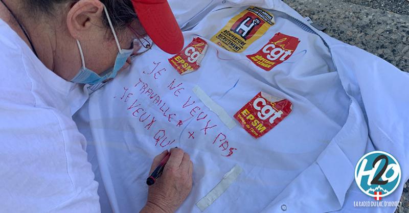 ANNECY | (📷 PHOTOS) Une centaine de personnes battent le pavé pour sauver les services publics.