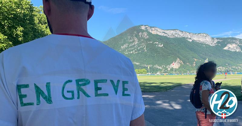 ANNECY | (📷 PHOTOS) Une centaine de personnes battent le pavé pour sauver les services publics.