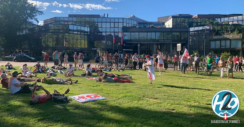 ANNECY | (📷 PHOTOS) Une centaine de personnes battent le pavé pour sauver les services publics.