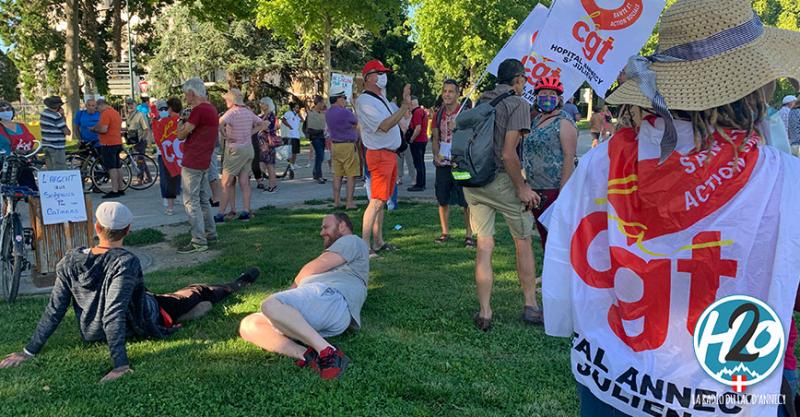 ANNECY | (📷 PHOTOS) Une centaine de personnes battent le pavé pour sauver les services publics.