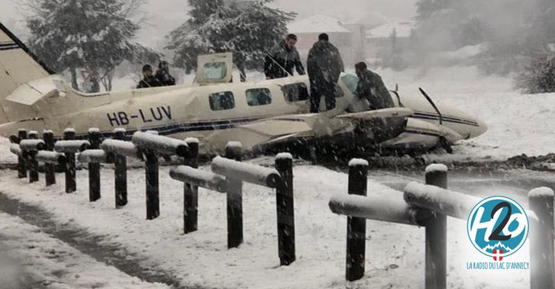 ANNECY | Un avion fait une sortie de piste à l'aéroport Annecy-Mont-Blanc
